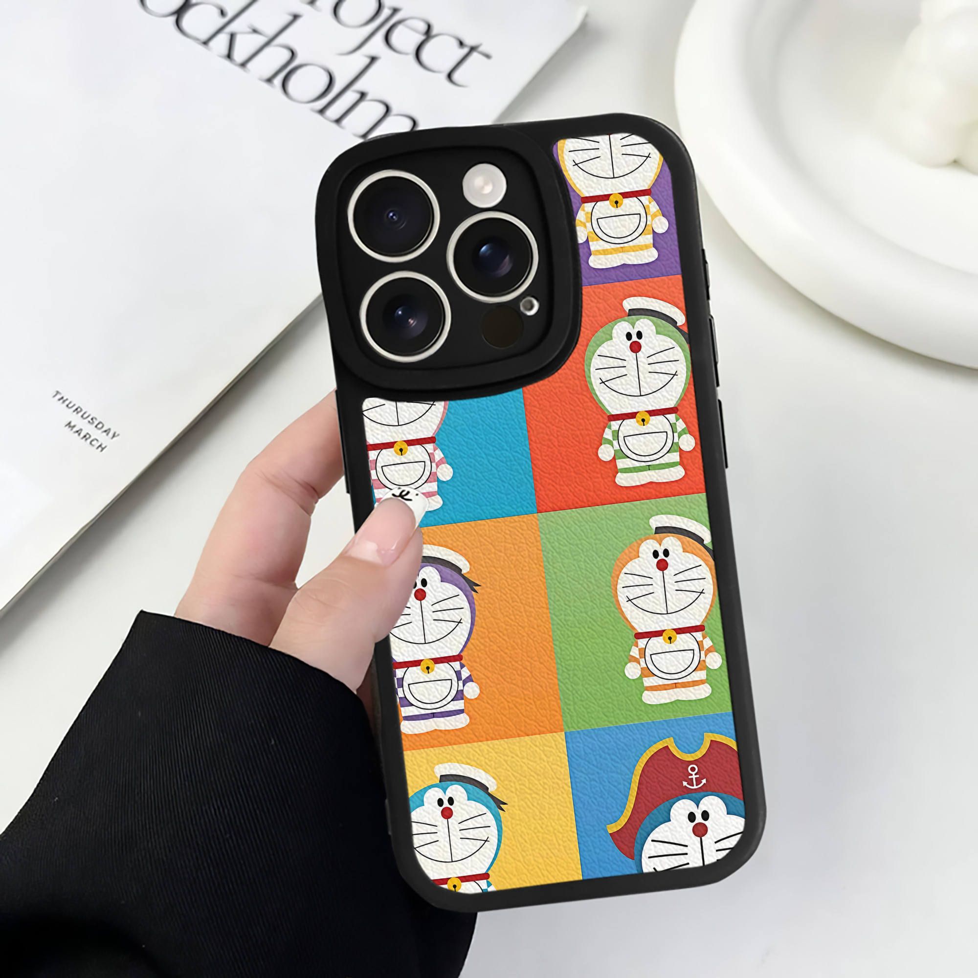 （画像用） ドラえもん Doraemon 【iPhone 16シリーズ対応】シリコンスマホケース（レザー調） 材質：シリコン